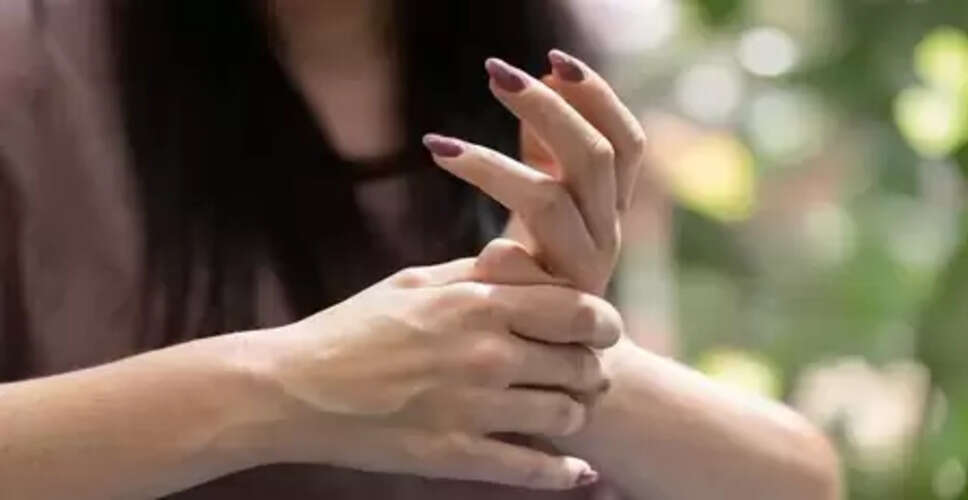 उंगलियां चटकाना सेहत के लिए सही या गलत? जानें क्या कहता है विज्ञान