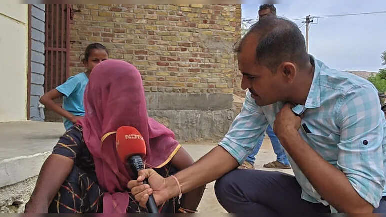 मोबाइल तो है, लेकिन नेटवर्क नहीं—राजस्थान का ऐसा गांव जहां 3 किलोमीटर दूर जाकर चलता है फोन