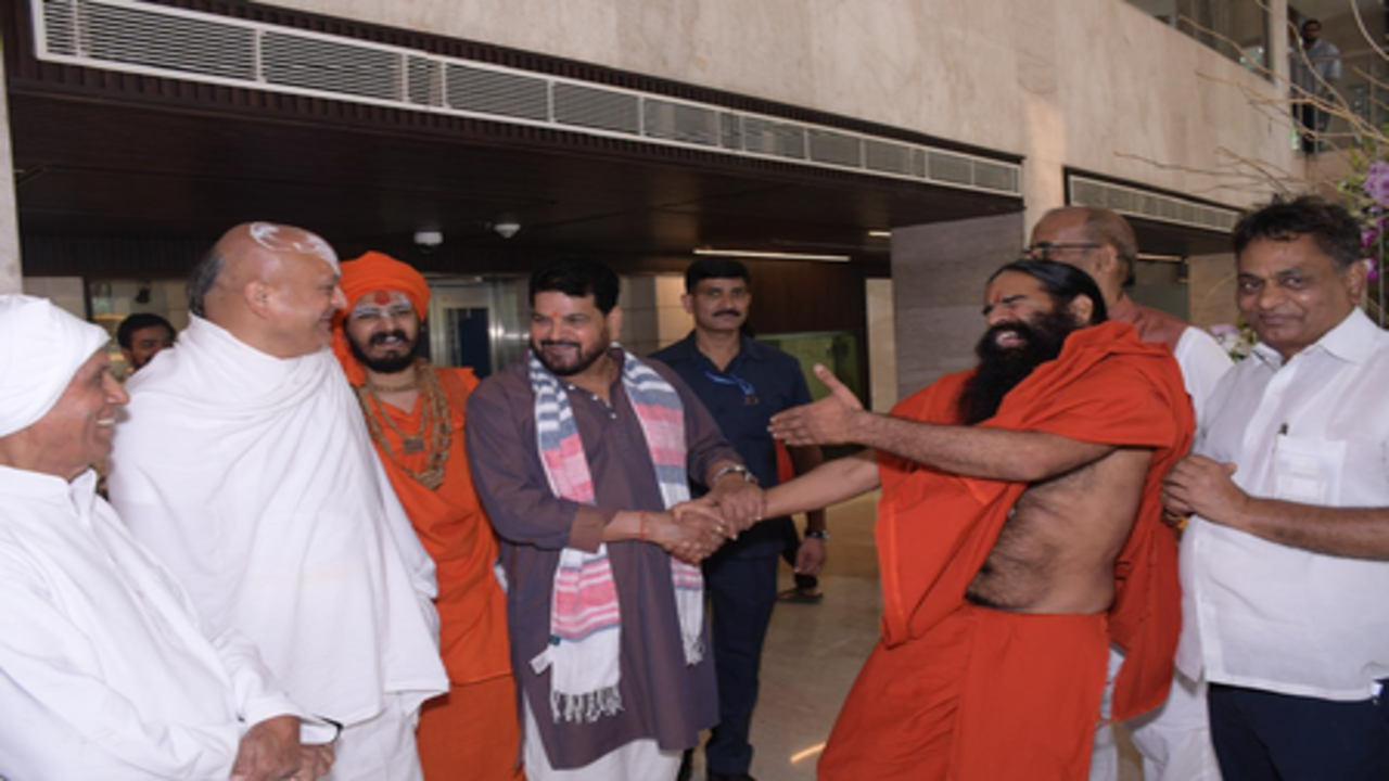 बाबा रामदेव और बृजभूषण शरण सिंह के बीच खत्म हुआ विवाद, बातचीत के बाद दूर हुई गलतफहमी