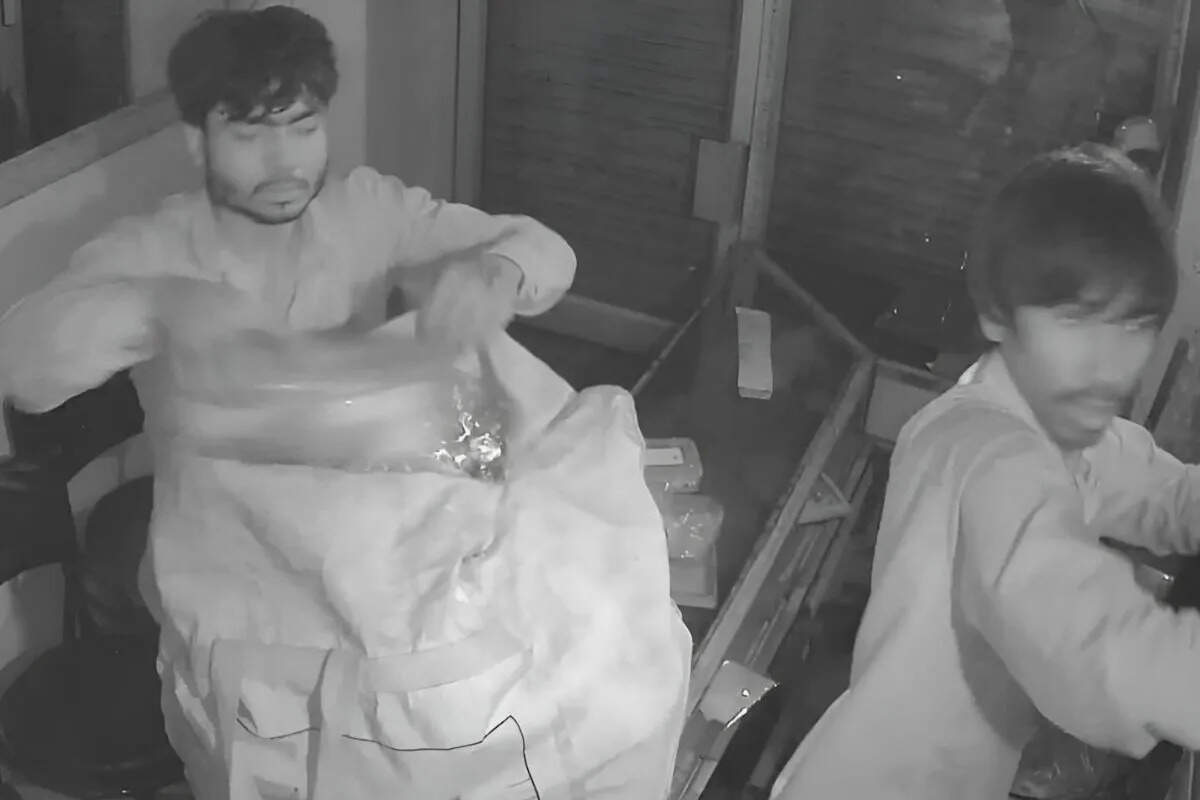 जयपुर में सनसनीखेज चोरी: मंदिर के रास्ते घुसे चोर, 13 मिनट में 20 किलो चांदी लेकर फरार