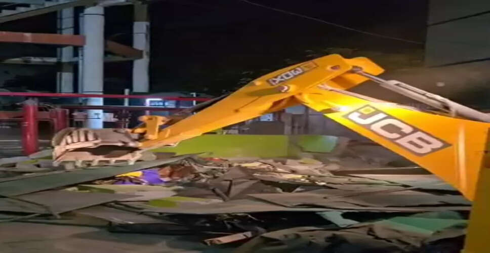 देहरादून में घंटाघर के पास अवैध मजार ध्वस्त, प्रशासन की देर रात की कार्रवाई