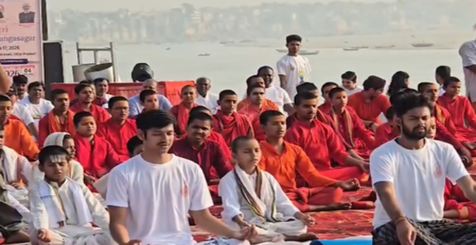 गंगोत्री से गंगासागर तक योग यात्रा, काशी में लोगों ने एक साथ किया योगाभ्यास