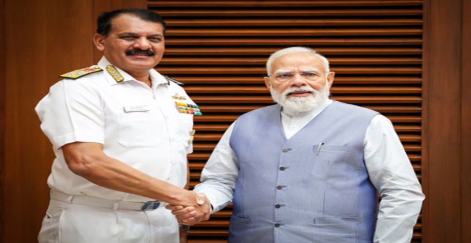 एडमिरल दिनेश त्रिपाठी ने पीएम मोदी से की मुलाकात, नौसेना की तैयारियों पर दी विस्तृत जानकारी