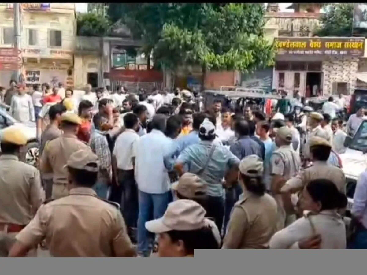 आमेर में टूरिस्ट गाइड की मौत से उबाल, बाजार बंद कर सड़क पर उतरे लोग; आरोपियों पर सख्त कार्रवाई की मांग