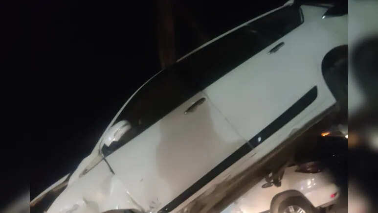 दिल्ली-मुंबई एक्सप्रेसवे पर जबरदस्त हादसा, अज्ञात वाहन से टक्कर के बाद खाई में गिरी कार, 2 की मौत