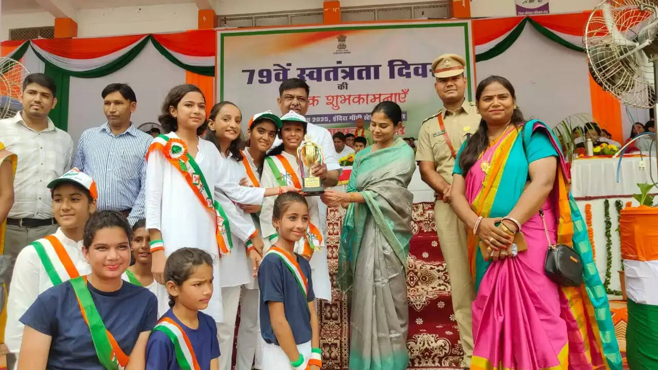 वीडियो में देखें! अलवर में वन राज्यमंत्री संजय शर्मा ने किया ध्वजारोहण, वीरांगना ने उठाया शहीद की प्रतिमा का सवाल