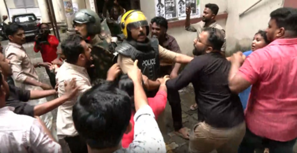 केरल में सड़क पर उतरे लेफ्ट छात्र संगठन, यूडीएफ सरकार के खिलाफ खोला मोर्चा