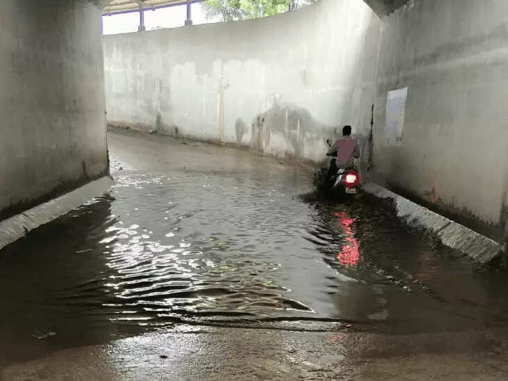 धौलपुर-गंगापुर रेल लाइन का अंडरपास बना परेशानी का कारण, पानी भरने से राहगीर परेशान