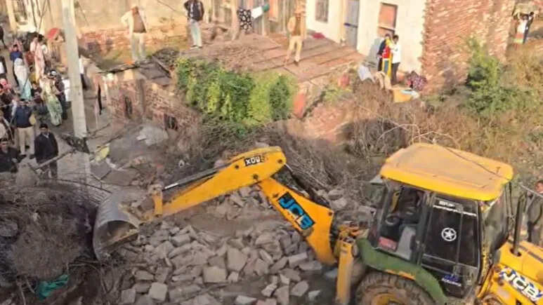 गौतम बुद्ध नगर के मुख्य मार्ग पर चला पीला पंजा, नगर परिषद ने हटाया वर्षों पुराना अतिक्रमण