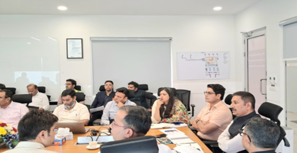 जेवर एयरपोर्ट के लोकार्पण की तैयारी पर मंडलायुक्त की समीक्षा बैठक, अधिकारियों को दिए सख्त निर्देश