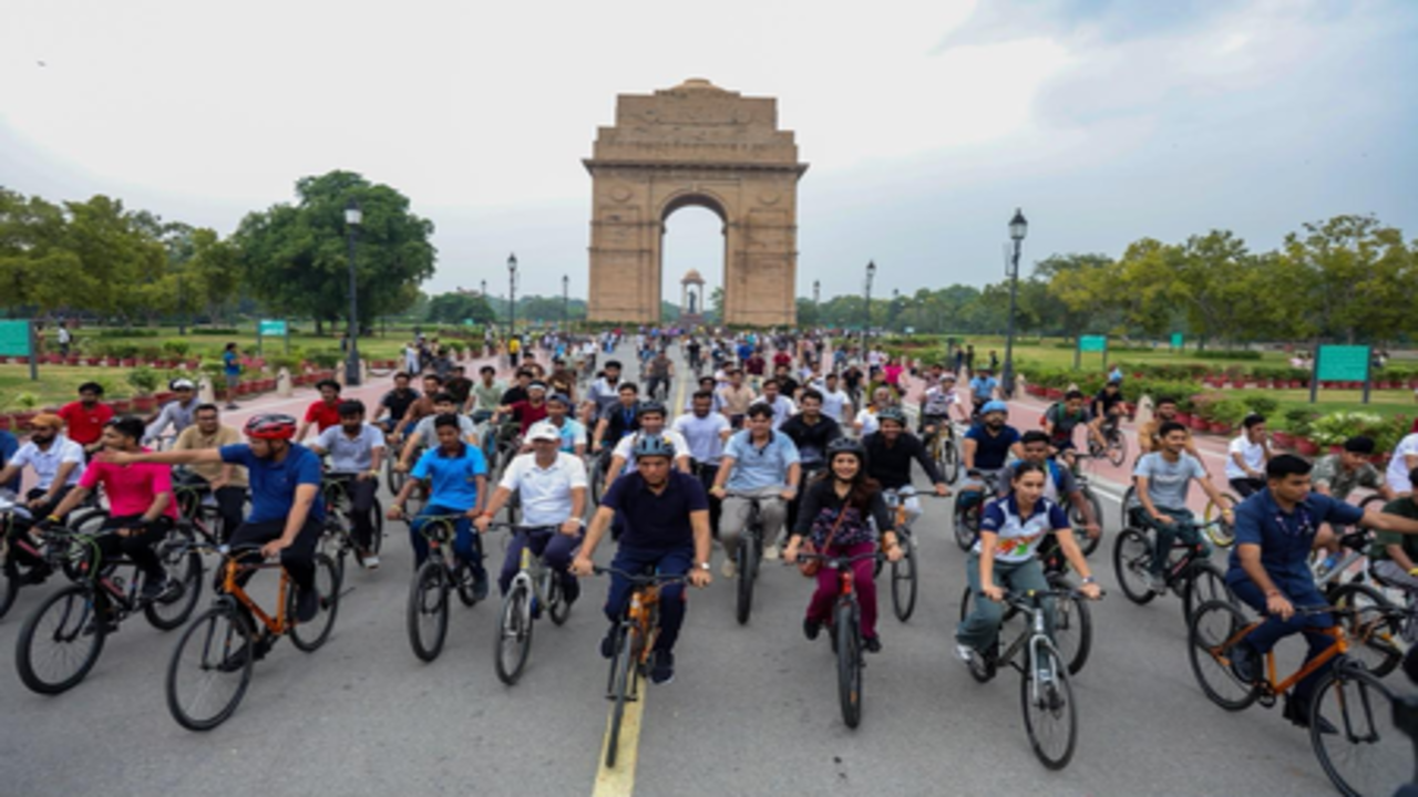 'फिट इंडिया संडे ऑन साइकिल' कार्यक्रम 15,000 वेन्यू पर आयोजित, खेल मंत्री की देशवासियों से साइकिलिंग अपनाने की अपील