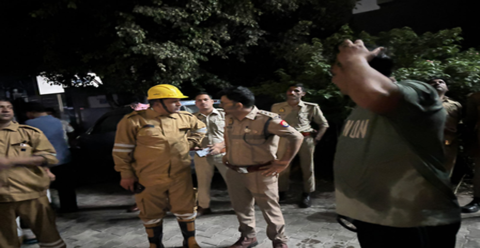 गाजियाबाद : फ्लैट में लगी आग, फायर सर्विस ने चार लोगों को बचाया, तीन पालतू कुत्तों की मौत