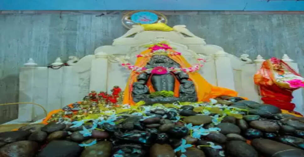 मकर संक्रांति से एक दिन पहले कम हो जाता है कुंड का पानी, रहस्यों से भरा है मंदार पर्वत पर मौजूद मधुसूदन मंदिर