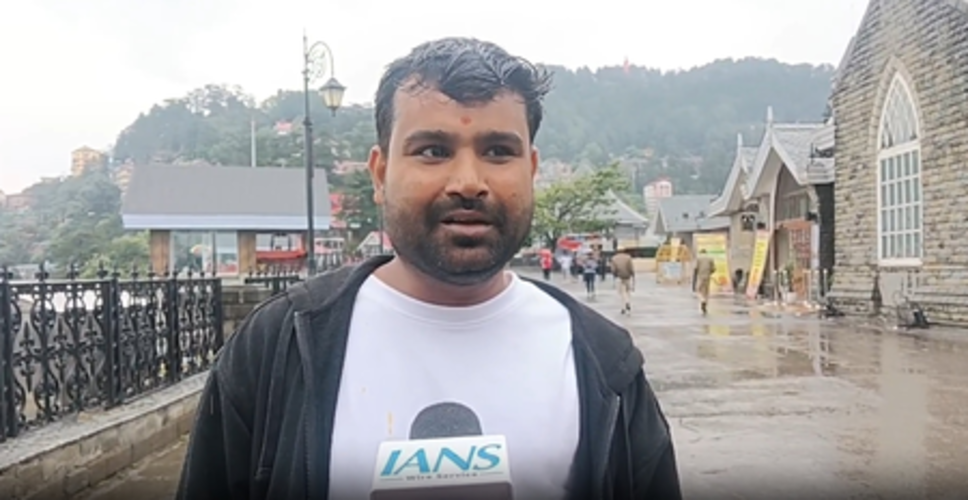 ठंडी हवाओं और बारिश ने बढ़ाई शिमला की रौनक, सैलानियों के चेहरे पर दिखी खुशी