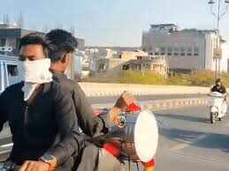 कोटा में ग्राहक का अनोखा विरोध, वीडियो में देंखे ओला स्कूटर को चप्पलों की माला पहनाकर शोरूम को लौटाया