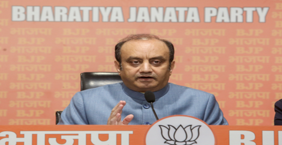 असम के मुख्यमंत्री पर कांग्रेस के आरोप, भाजपा का पलटवार, फर्जी पासपोर्ट और गलत आईडी का दावा