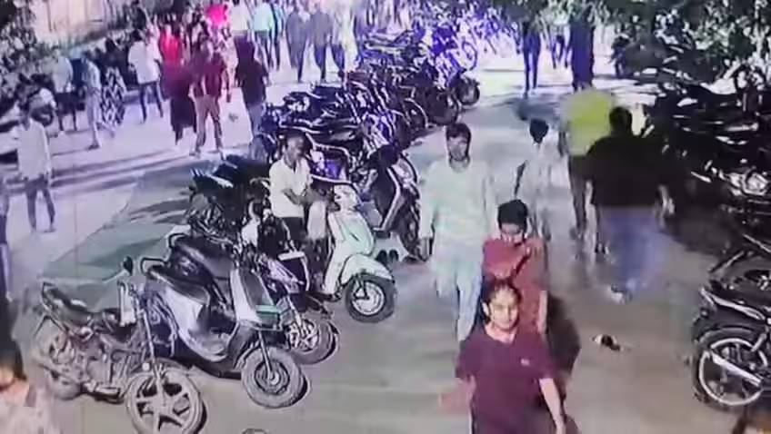 जोधपुर में मंदिर परिसर के बाहर गाड़ी से चोरी, फुटेज में देखें परिवार के जेवरात और सामान पर हाथ साफ