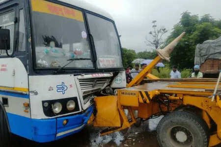 राष्ट्रीय राजमार्ग 52 पर रोडवेज बस ट्रेलर से टकराई, 17 यात्री घायल