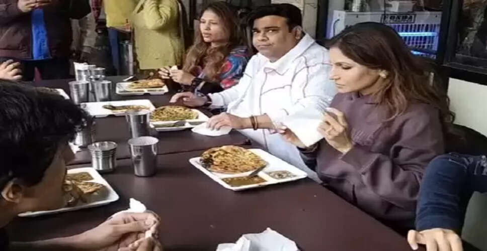 नए साल के मौके पर परिवार के साथ अमृतसर पहुंचे कीकू शारदा, लिया कुलचों का स्वाद