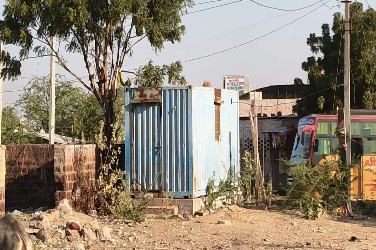 ग्रामीण इलाकों में बंद पड़े आरओ प्लांट, लाखों खर्च के बावजूद शुद्ध पानी को तरस रहे लोग