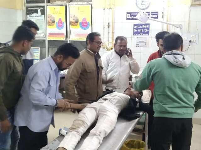 बालोतरा में दर्दनाक हादसा: सड़क पर पड़े मृत पशु से टकराई बाइक, मां-बेटा खाई में गिरे; गंभीर घायल