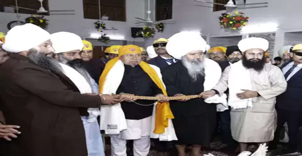 पटना: श्री गुरु गोबिंद सिंह के प्रकाश पर्व में शामिल हुए सीएम नीतीश कुमार, टेका मत्था