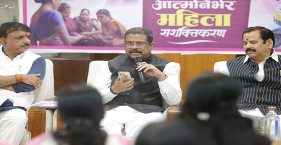 भोपाल: नारी शक्ति से रूबरू हुए केंद्रीय शिक्षा मंत्री धर्मेंद्र प्रधान, आत्मनिर्भरता की प्रेरक कहानियों से हुए प्रभावित