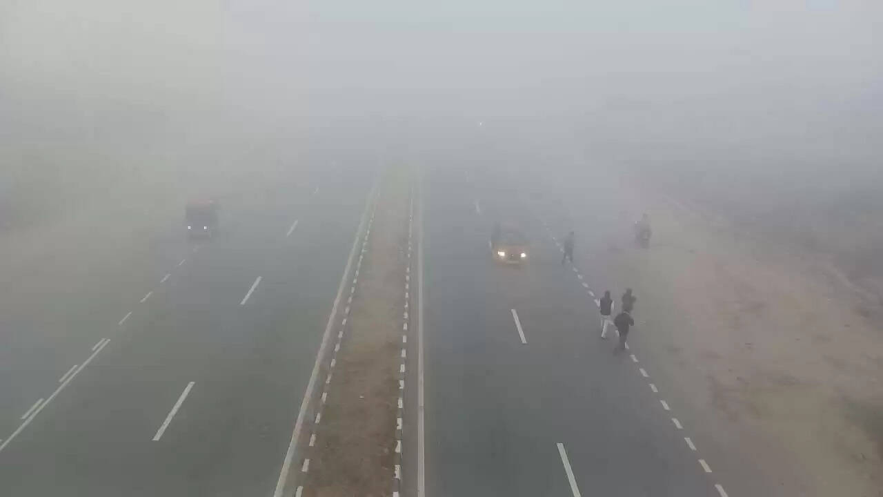 राजस्थान में कोहरे और आंधी-बारिश की संभावना,फुटेज में देंखे हाईवे पर ट्रेलर पलटा, जाम की स्थिति