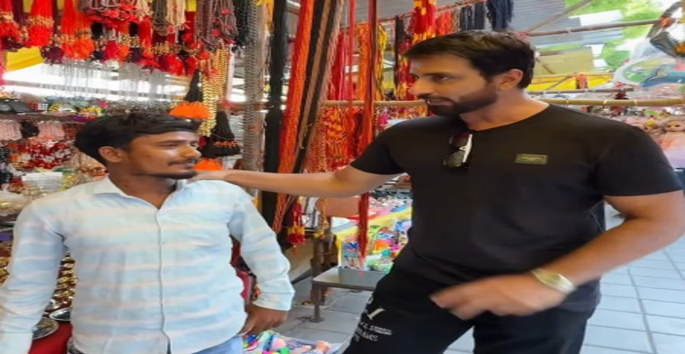'सामान खरीदें, अधिक मोलभाव न करें, सोनू सूद ने सिद्धेश्वर मंदिर के बाहर छोटे व्यापारियों के लिए की खास अपील