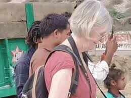 अलवर में विदेशी मेहमानों ने किसानों के साथ मिलाया हाथ: ट्रैक्टर-थ्रेशर पर गेहूं कुटाई, वीडियो में देंखे लोकगीतों पर झूमे फ्रांसीसी टूरिस्ट