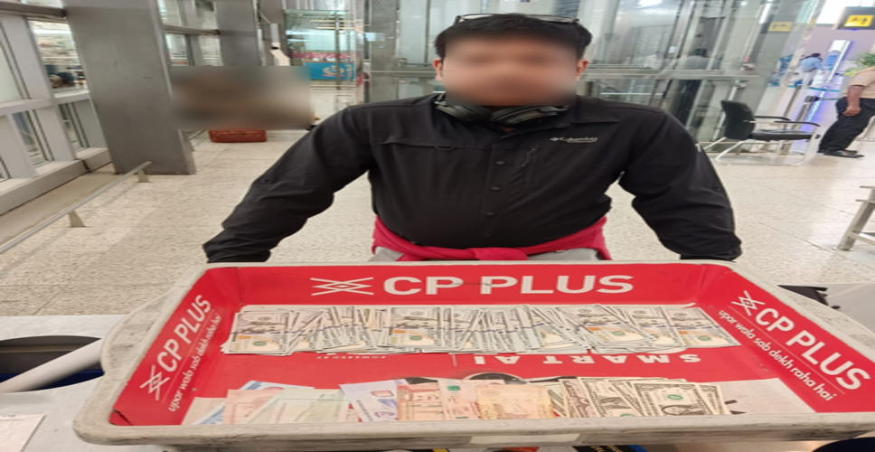 हैदराबाद एयरपोर्ट पर सीआईएसएफ ने दुबई जा रहे यात्री से 9.62 लाख रुपये की विदेशी मुद्रा बरामद की