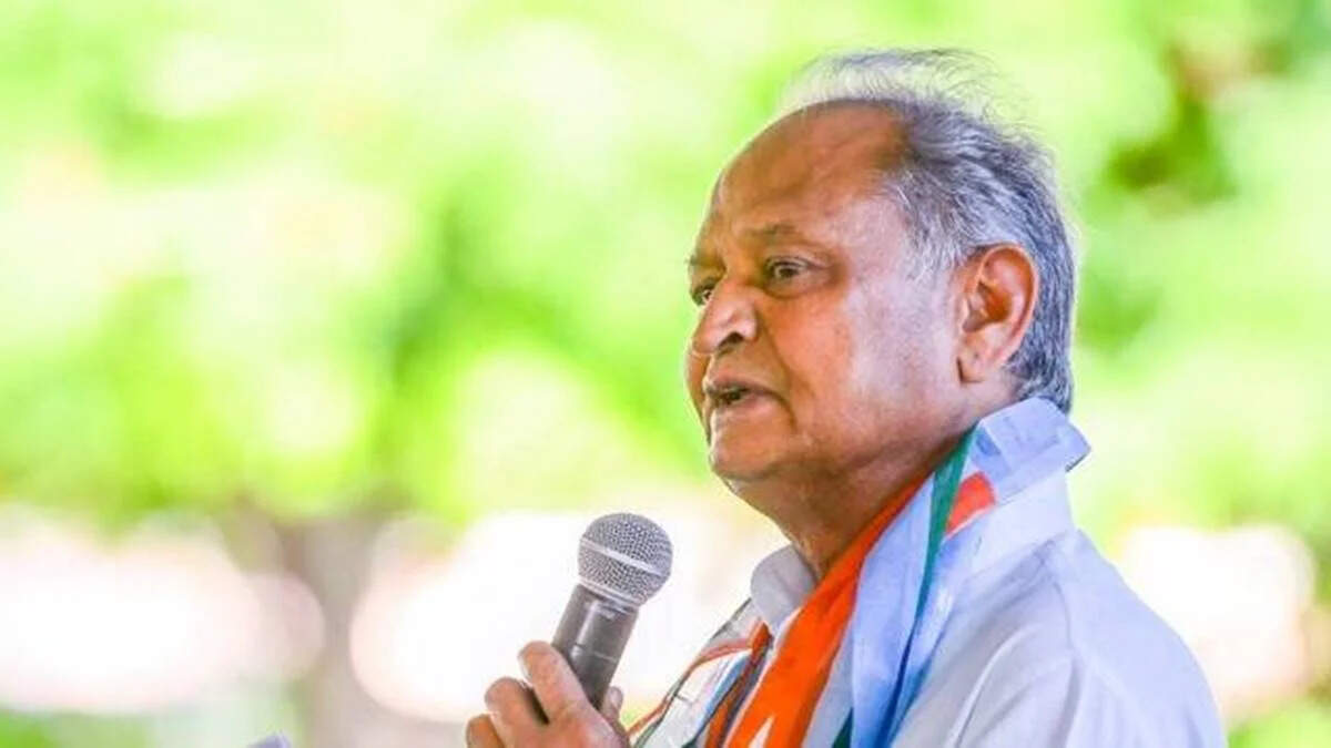 जयपुर में सियासी बयानबाजी तेज, वीडियो में देंखे गहलोत ने बीजेपी पर लगाए धर्म की राजनीति के आरोप