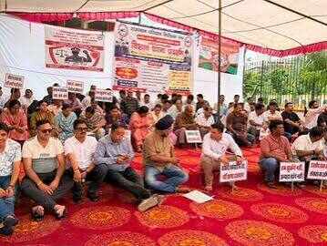 जयपुर में RTO इंस्पेक्टर से मारपीट पर बवाल, वीडियो में जाने परिवहन निरीक्षक संघ का कार्य बहिष्कार जारी; SHO के निलंबन की मांग तेज