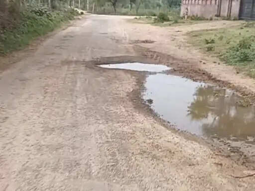 जयपुर-भीलवाड़ा मेगा हाईवे से थला जाने वाली सड़क बदहाल, गड्ढों से ग्रामीण परेशान; हादसों का बना खतरा