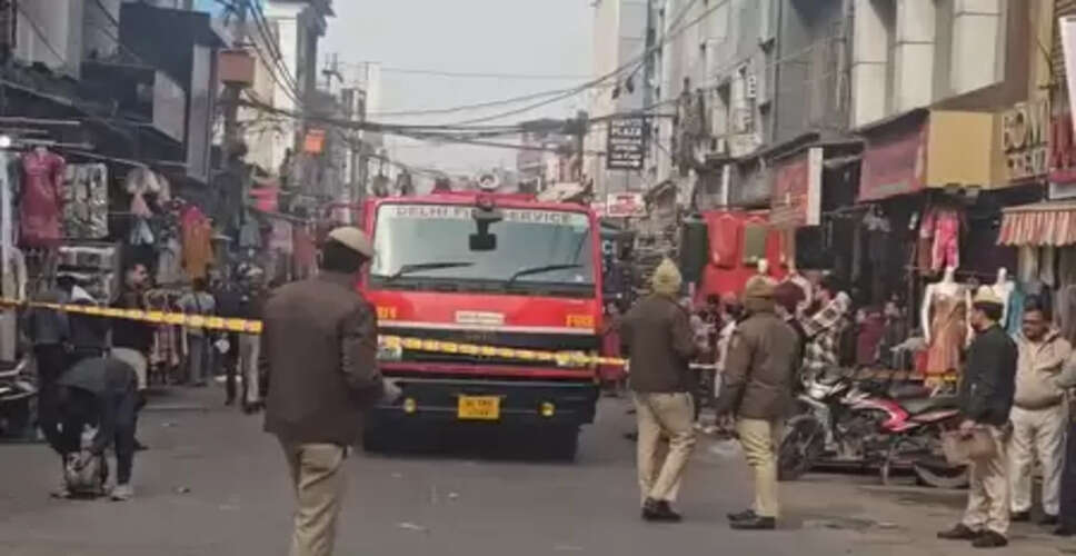 दिल्ली : नए साल से पहले अलर्ट मोड में पुलिस, कृष्णा नगर के लाल क्वार्टर में मॉक ड्रिल