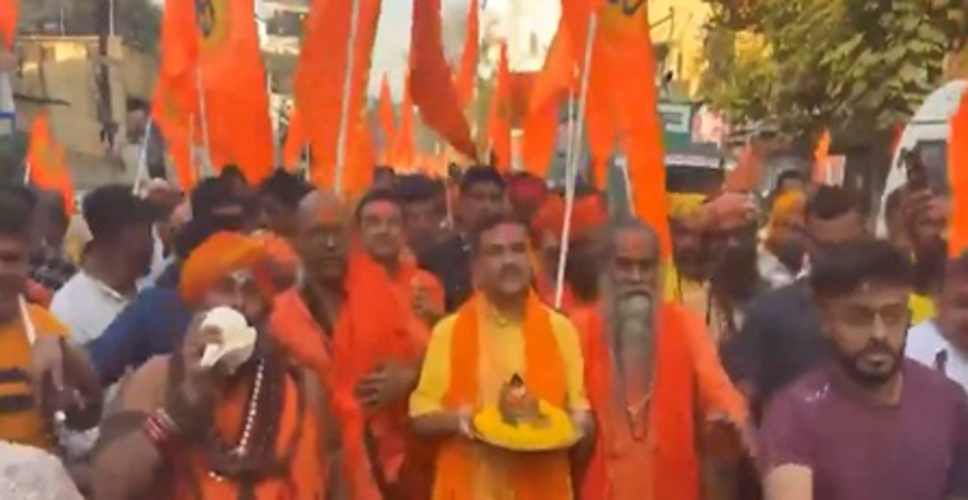 पश्चिम बंगाल: विपक्ष के नेता सुवेंदु अधिकारी ने भवानीपुर में डोल उत्सव मनाया