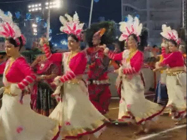 जयपुर में गरबा की धूम, रूस से आईं महिलाएं भी थिरकीं; रानी लक्ष्मीबाई बनकर युवती ने तलवार-ढाल के साथ किया गरबा