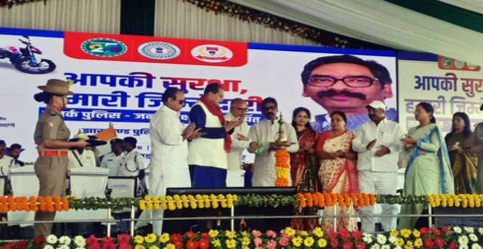 झारखंड पुलिस का बेड़ा हुआ और मजबूत, सीएम हेमंत सोरेन ने 1485 नए वाहनों को दिखाई हरी झंडी