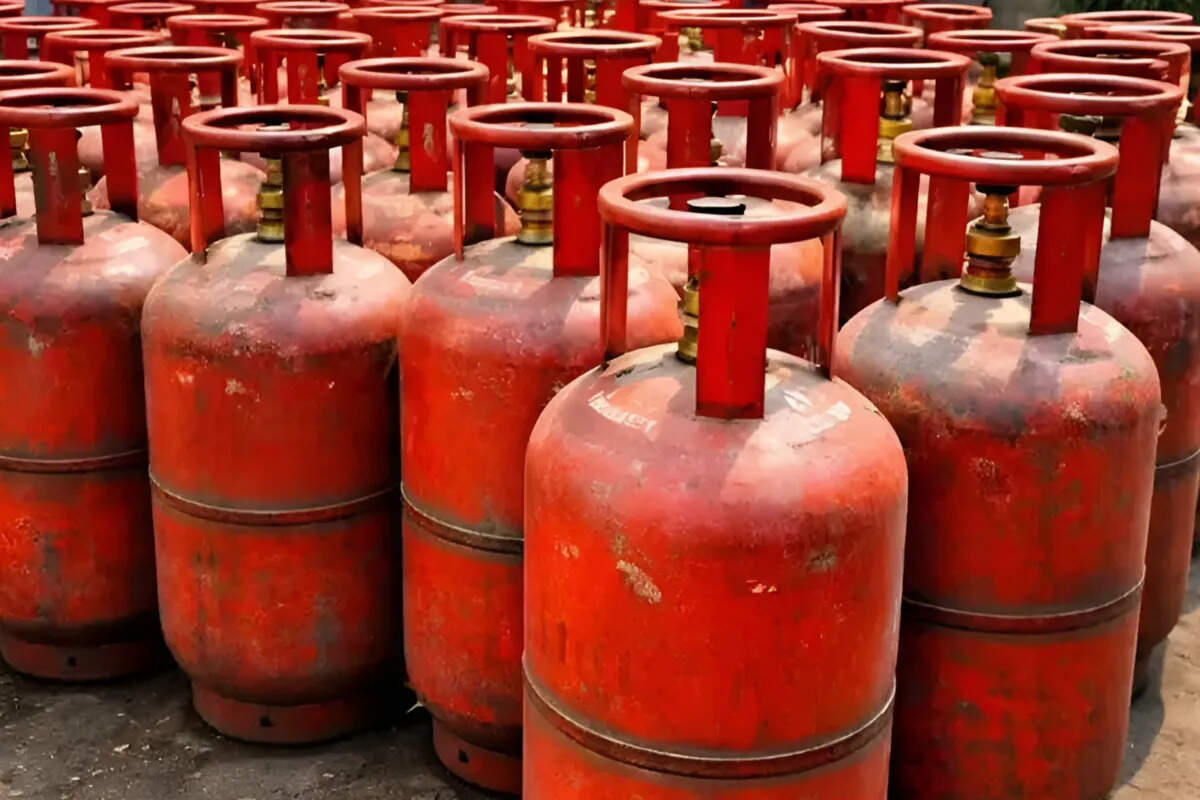 जयपुर में अवैध गैस रिफिलिंग पर बड़ा एक्शन, 118 सिलेंडर जब्त