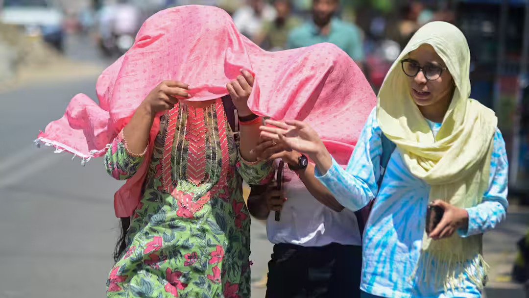 भीषण गर्मी का कहर, दो मिनट के वीडियो में देंखे 10 राज्यों में एक हफ्ते तक सूखा मौसम, तापमान 45° के पार रहने की चेतावनी