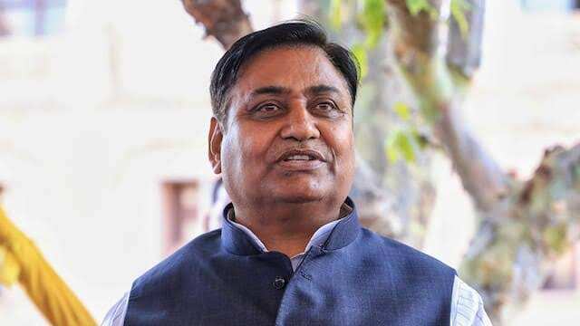 डोटासरा का किरोड़ी लाल मीणा पर बड़ा हमला, बोले- गहलोत के पैरों में गिरकर गिड़गिड़ाए थे
