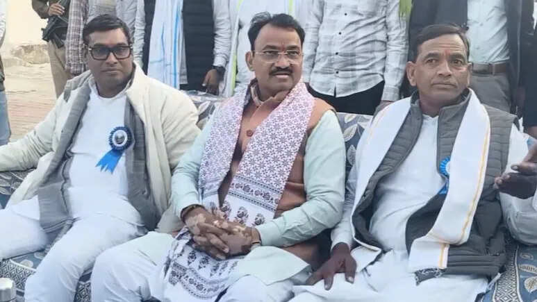 दौसा की सियासत हुई गरम, कांग्रेस MLA डीसी बैरवा के घर पहुंचे डिप्टी सीएम प्रेमचंद बैरवा