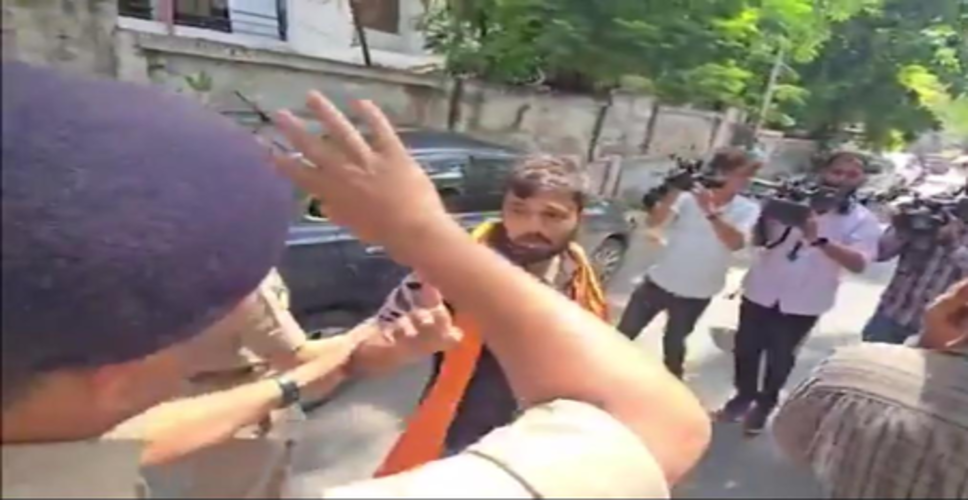 अहमदाबाद: नीट परीक्षा केंद्र पर हिजाब को लेकर विवाद, पुलिस ने स्थिति को संभाला