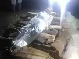 वीडियो में देखें भरतपुर में अंधेरे में अंतिम संस्कार, श्मशान में लाइट नहीं, मोबाइल टॉर्च की रोशनी में हुई सभी रस्में