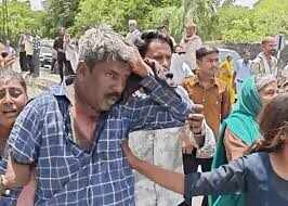 भीलवाड़ा अस्पताल बना रणक्षेत्र: फुटेज में देंखे परिचित का हाल पूछने आए दो पक्षों में खूनी झड़प, बैसाखी और डंडों से हमला