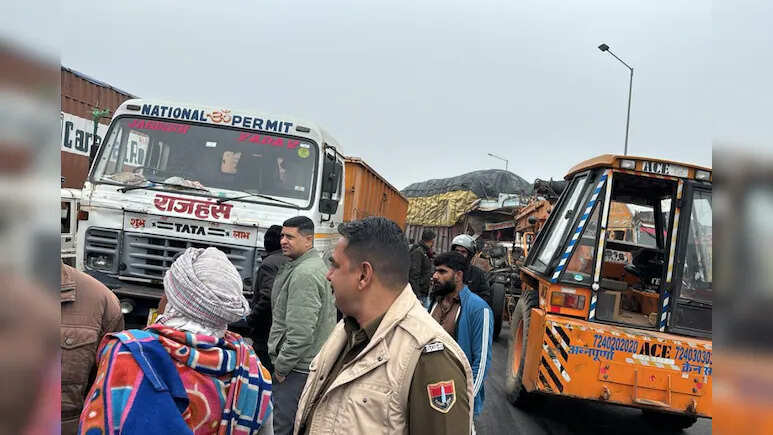 साल के पहले दिन भांकरोटा पुलिया पर जबरदस्त हादसा, डंपर-ट्रेलर की भीषण टक्कर