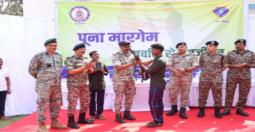 छत्तीसगढ़: बीजापुर में 12 माओवादियों ने किया सरेंडर