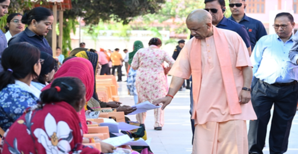 जनता दर्शन: सीएम योगी ने दिया जरूरतमंद बच्ची की स्कूल फीस जमा कराने का निर्देश