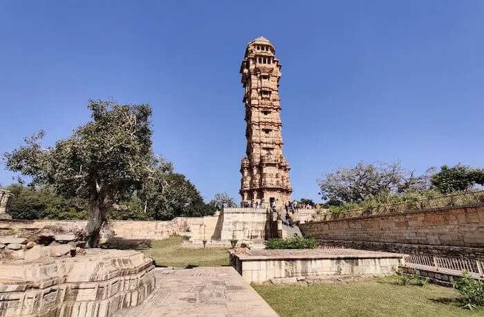 आखिर क्यों विजय स्तम्भ की इस मंजिल पर सैकड़ों बार लिखा हैं अल्लाह का नाम, वीडियो में जानें अरबी में लिखा राज