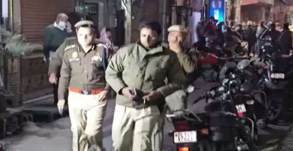 दिल्ली के लक्ष्&zwj;मी नगर में युवक ने की मां और भाई-बहन की हत्या, हड़कंप